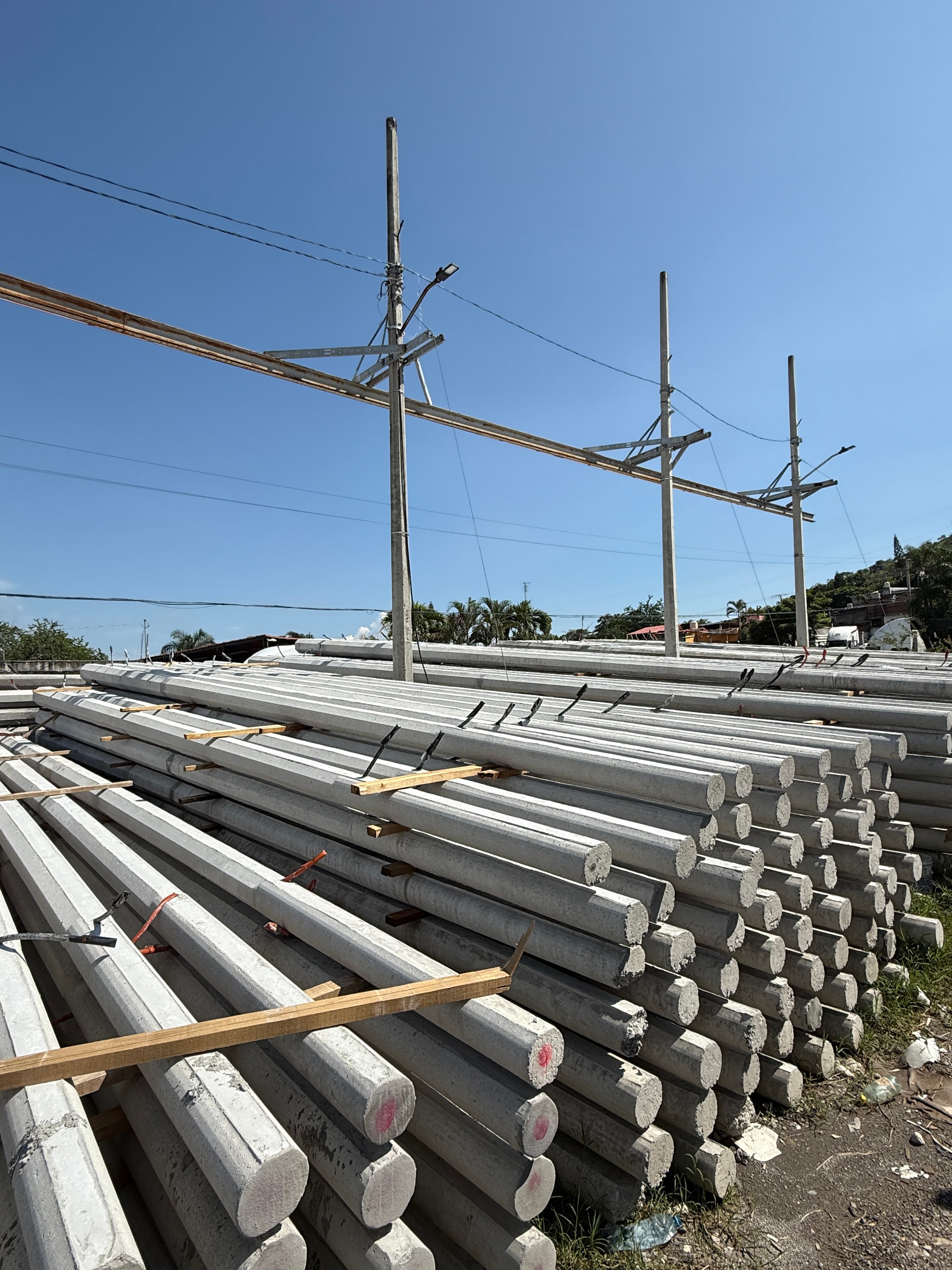Postes de concreto apilados